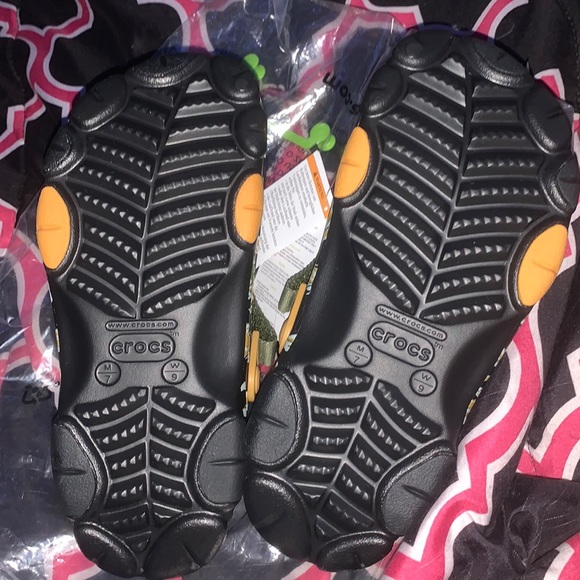 Classic, all terrain camo, clog, women’s size 9 crocs (us). - Picture 3 of 4